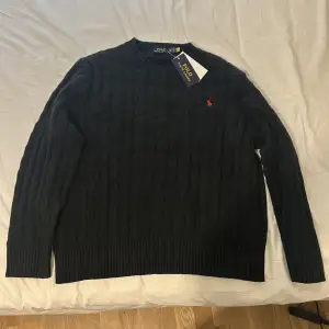 Polo Ralph Lauren sticka tröja svart, storlek medium (M), nyskick, fick den som present men var för stor, originalpris 2150 kr, mitt pris kan diskuteras!!