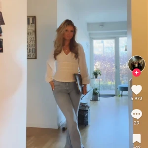 Vit blus - Hej säljer min vackra blus ifrån lindex den är i stolek xs. Jätte fin och är i nyskick då ja köpte den för en månad sen men bara inte kommit till användning nypriset är 299. Priset går att diskuteras💕