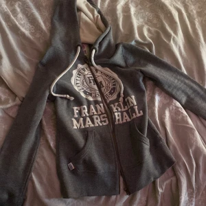 Zip hoodie  - Säljer då den är för liten på mig. Kedjan funkar inte tyvärr man kan inte dra upp den mer än vad som visas på bilden. 