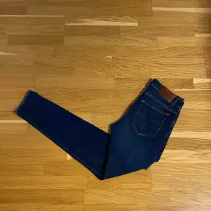 Säljer Tiger of Sweden jeans i modellen ”Evolve”, storlek 32/34. I nyskick och helt oanvända! Nypris: 1700kr, Vårt pris: 599kr. Hör av er vid frågor eller funderingar 