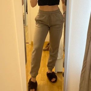 Joggers - Assköna joggers från OnerActive i strl S o i färgen sand (alltså inte beige men fanns inget sånt alternativ) . Finns inte längre på hemsidan🤎 Sitter som en smäck och verkligen byxor man kan bo i! Köpte dubbla par i olika strl därav säljer jag dessa 🫶🏼