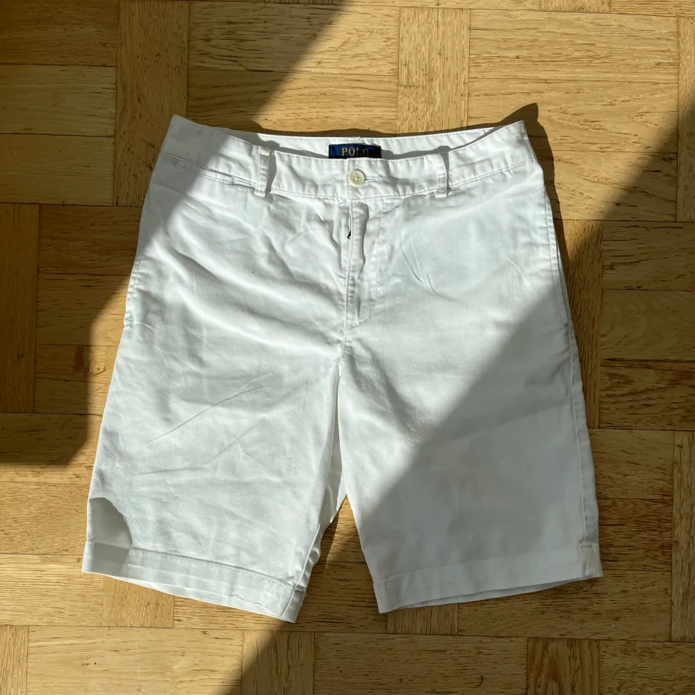 | Polo Ralph Lauren | Vita shorts | Tillverkad i Bomull | 14 år | Ny skick, inga defekter | Nypris: 1095 kr |. Shorts.