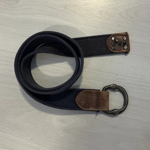 bälte  - Är i fint skick & är oanvänd 