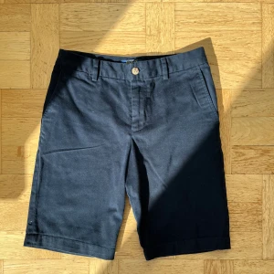 Polo Ralph Lauren Shorts - | Polo Ralph Lauren | Marin blåa shorts | Tillverkad i Bomull | Storlek 14 | Ny skick, inga defekter | Nypris: 1095 kr |