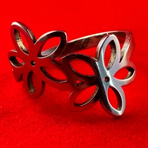 Vacker ring i rostfritt stål - En ring i rostfritt stål med en diameter på ca 18 mm