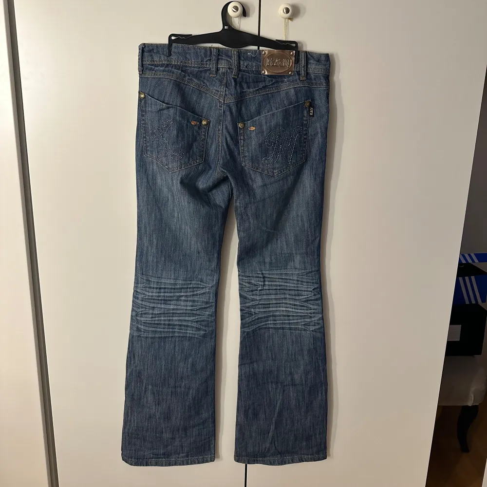 Så snygga vintage jeans från märket K&N. Säljer då det tyvärr inte passar mig.❤️ Innerbensmått: 84cm Midjemått: 39cm. Jeans & Byxor.