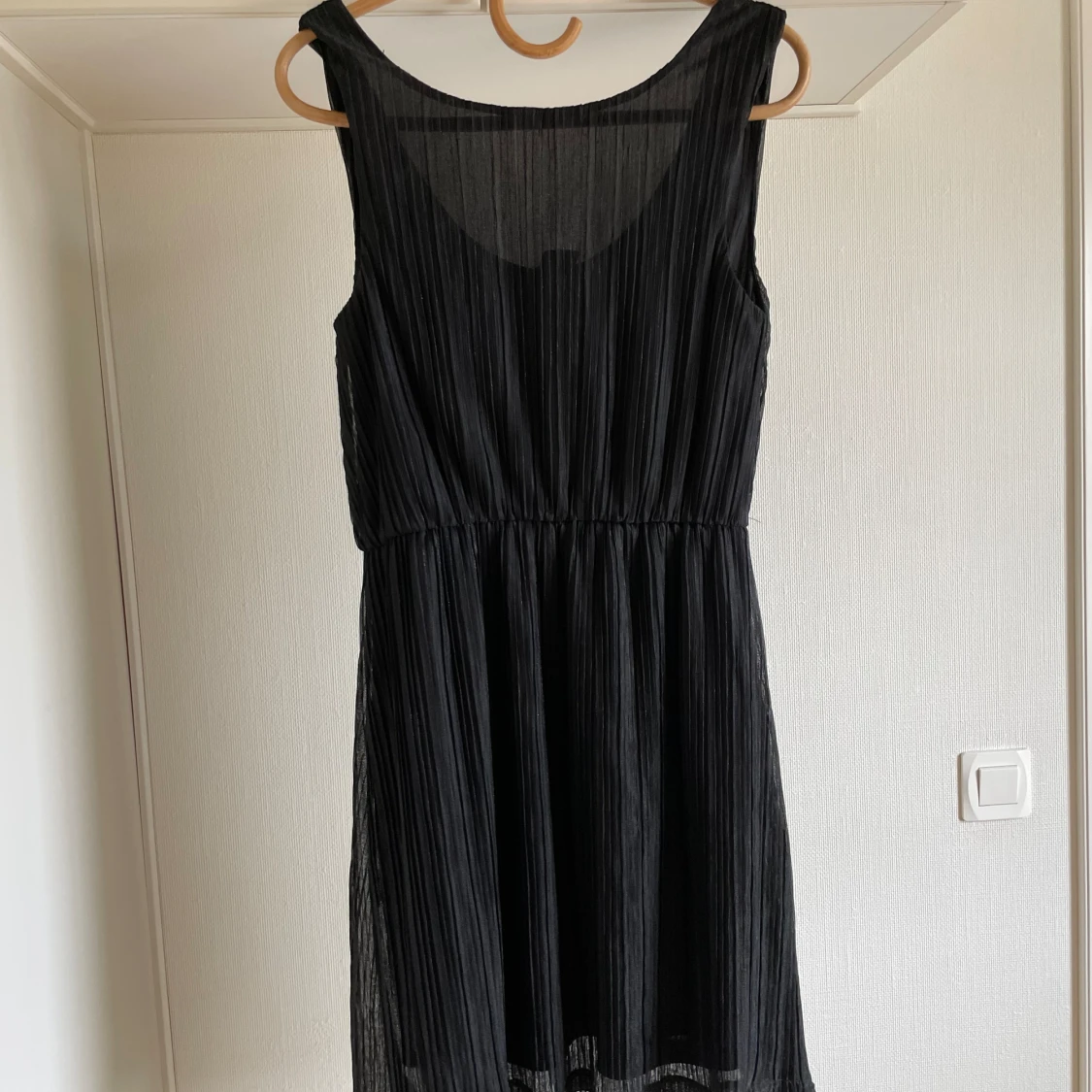 Glittrig svart klänning  - 93