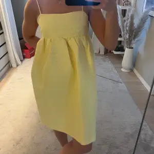 Super söt gul klänning ifrån nakd, i super fint skick!