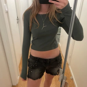 Långärmad topp från pull&bear - Mörkgrön långärmad tunn tröja från pull&bear storlek M men sitter som S,  Aldrig använd