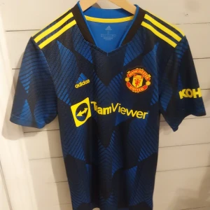 Manchester United tröja från säsongen 2021/2022. - Tröjan är i gott skick.
