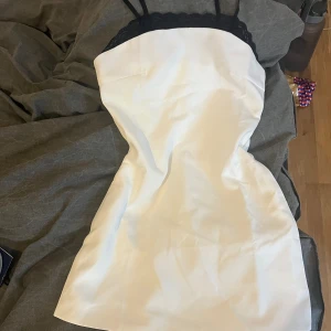 Vit klänning, aldrig använt  - Vit klänning med spets, aldrig använt 