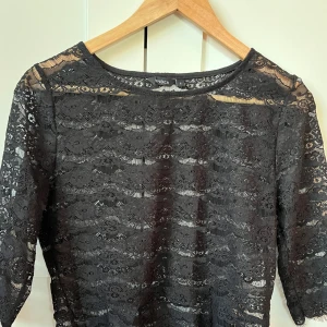 Spetströja - En jättefin spetströja från Lindex storlek Small, inga defekter så väl jag ser. Tveka inte för frågor. Köparen står för frakt!💘