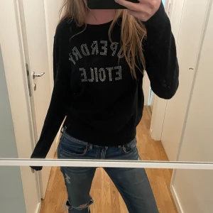 Cool stickad tröja med tryck - Tröja från superdry den har tyvärr tappat lite av metallplupparna på vissa bokstäver annars bra skick i storlek M