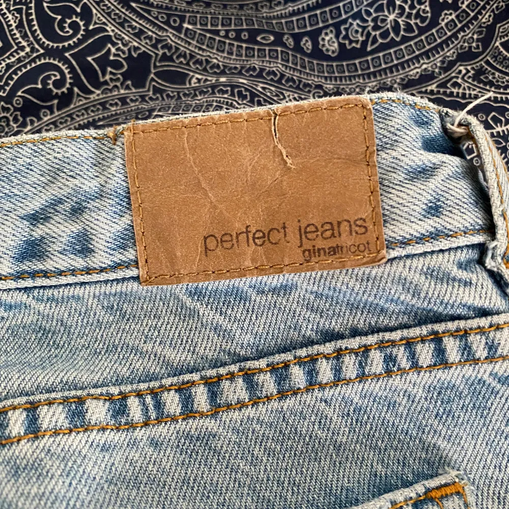 Säljer mina lågmidjade raka jeans från Gina Tricot. Finns små tecken på användning (finns bild) men överlag ser dom ut som nya. Original pris 500. Jeans & Byxor.