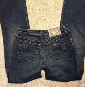 Armani jeans  - Jättefina Armani jeans som tyvärr är för korta för mig (163) dom är bootcut och sydda till lowwaist och skulle sitta jättebra på någon som är runt 157 och under