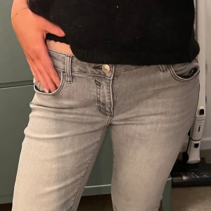 Lågmidjade jeans - Gråa Lågmidjade jeans från märket mavi.  Storlek 28/32, legat i min garderob rätt länge därav skrynkliga på sista bilden, säljer eftersom dom är preeecis för korta för mig som är 176, någon cm bara ❤️