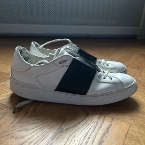 Valentino skor storlek 41 - Säljer mina valetino skor i storlek 41 men passar även storlek 42. Köpta på Mytheresa för cirka 2 år sen och är hyfsat slitna (se sista bild) och därav priset. 