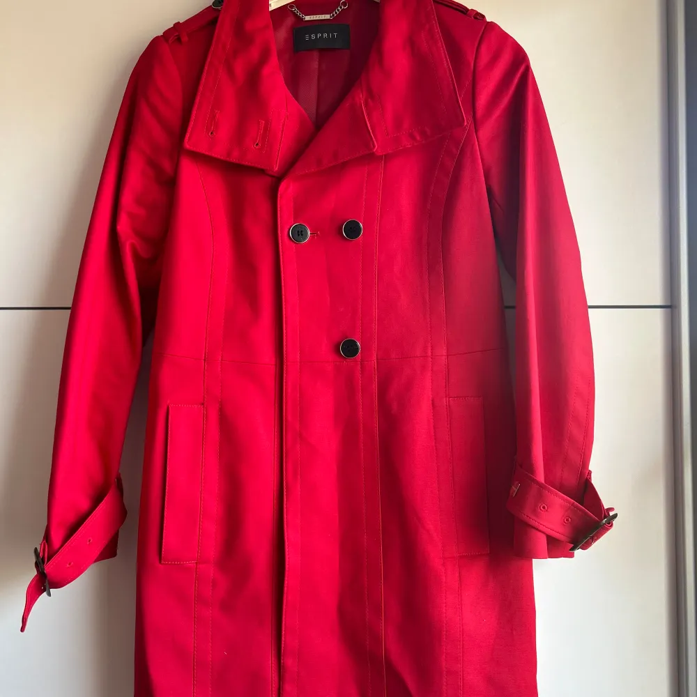En super fin röd kappa som är använd ett par gånger men är i bra skick! Storleken är S och är ifrån esprit. . Jackor.