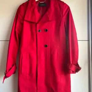 En super fin röd kappa som är använd ett par gånger men är i bra skick! Storleken är S och är ifrån esprit. 