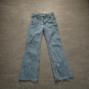 Weekday jeans - Sparsamt använda. I storlek 28/32