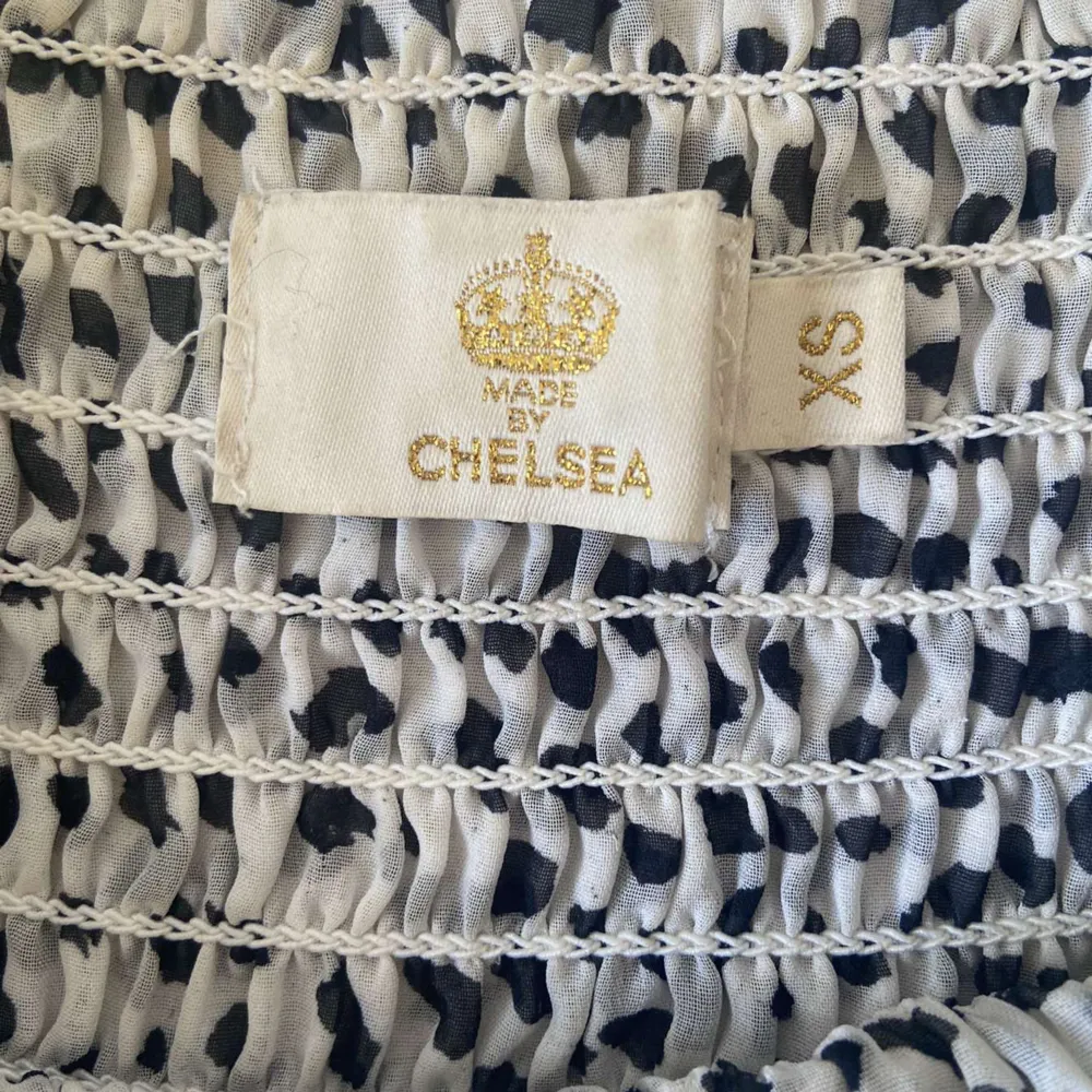 En jätte fin prickig kjol från Chelsea! Den är super söt nu till sommaren och när det börjar bli varmt💕skriv för frågor eller funderingar🤩. Kjolar.