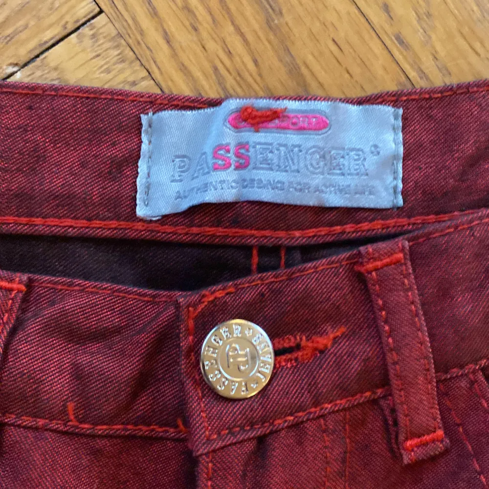 Skit snygga vinröda bootcut jeans som tyvärr inte passar mig😔 Köpta här på Plick!🥰. Jeans & Byxor.