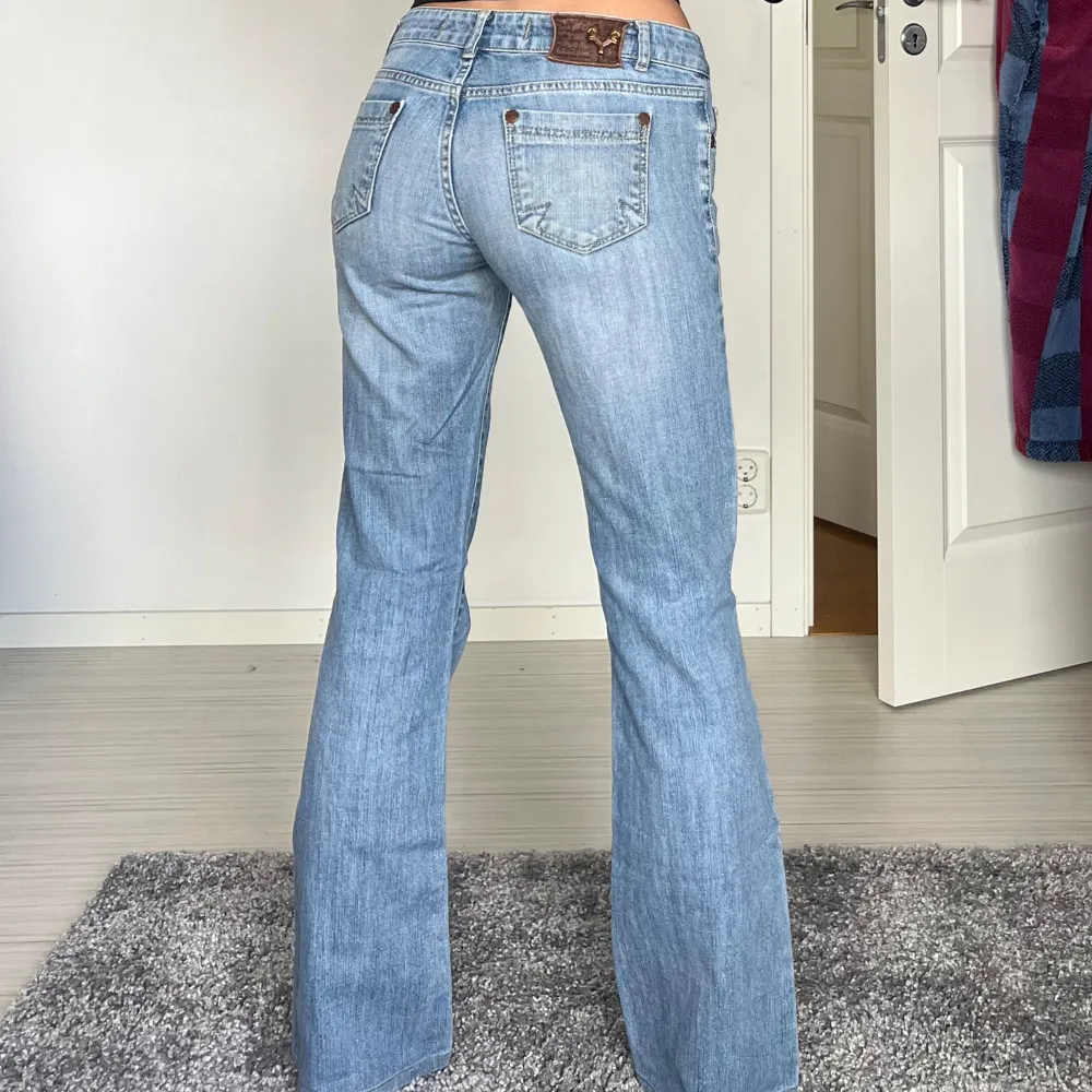 midjemått: 38cm rakt över, innerbenslängd: 80cm 💗 . Jeans & Byxor.