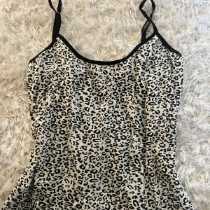 Linne - passar s/m 💗 använd 2-3 gånger, i bra skick