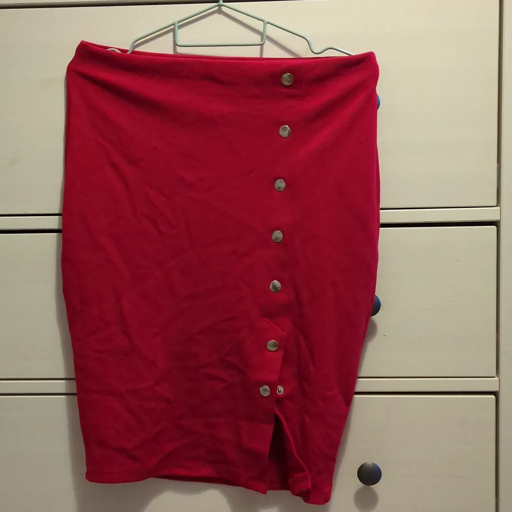 Detta är en kjol köpt för något år sen. Använd en gång och den är i jättebra skick och sitter även bra. Den är lång till knäna och den har två knappar som man kan öppna för att få en slits. . Kjolar.