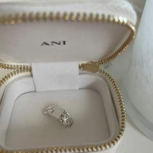 En helt oanvänd silverring från ANI Jewels. Säljer på grund av att den tyvärr inte passar mig! Köpt för 950 kr 🤍