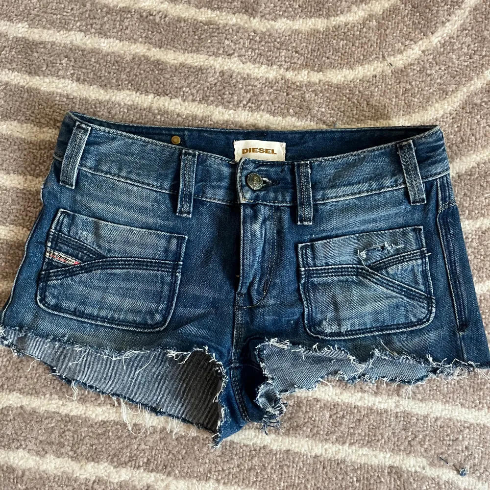 Lågmidjade jeansshorts med slitningar från Diesel! Använd gärna köp nu💘. Shorts.