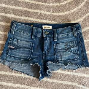 Lågmidjade jeansshorts med slitningar från Diesel! Använd gärna köp nu💘