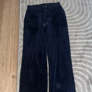 Juciy byxor  - Jag säljer mina mörkblå Juciy byxor har använt dom 3 gånger jag köpte dom för 1200 kan sälja dom för 500💞