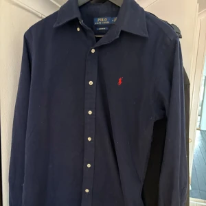 Ralph lauren skjorta  - Hej! Säljer en Ralph lauren skjorta i storlek M, det är en högkvalitativ tjockare skjorta i väldigt gott skick endast använd 2 gånger nypris på dessa är 1799 vårt pris 699 priset går att diskutera! Skjortan har inga sorters defekter. Mvh AL_closet.
