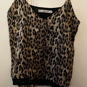 Leopard linne  - Snyggt leopard linne med spets nedtill 🤩