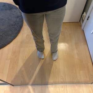 Superfina gråa boutcut jeans från Gina, säljer pågrund av att de börjar bli för små. Använda mycket men nästan som nya. Inga märken eller slitna tecken! Skriv om funderingar & mer bilder!❤️😊