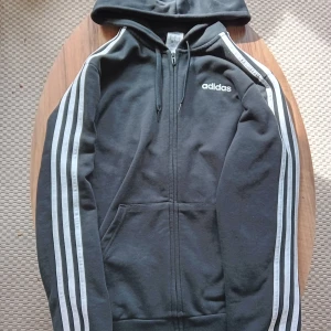 Svart adidas hoodie - Svart adidas hoodie / kofta. Storlek M. Nästan som ny, inga fel. Pris kan diskuteras!