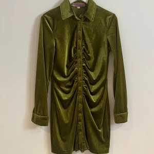 Grön klänning - Grön sammetsklänning! Kommer ej till användning