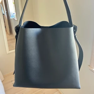 Mango Väska - Väska från mango i nyskick! Endast använd 2 gånger 🩷 super rymlig och bekväm på axeln, nypris 599. kan gå ner lite i pris vid snabb affär