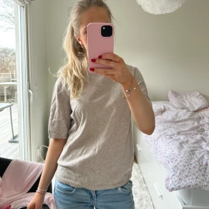 Beige stickad t-shirt - Så himla fin stickad t shirt som passar till ALLT💛💛 den är lite nopprig (bild 2) men inget som man tänker på när man har på sig den!!! Storlek M men sitter perfekt på mig med xs/s💛