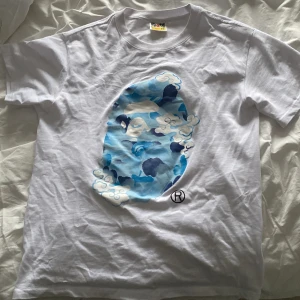 Bape t-shirt - Jag säljer nu min bape t-shirt som tyvärr var för liten. Använd kanske en gång efter köpet, bra nu till sommaren.