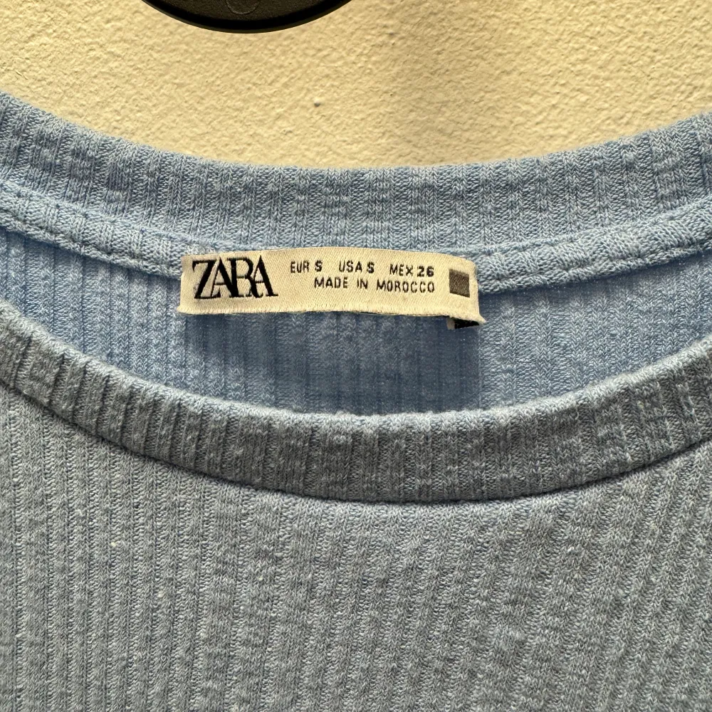 super slt ljusblå tröja med volangarmar, från Zara | strl S | inga defekter 💗. T-shirts.