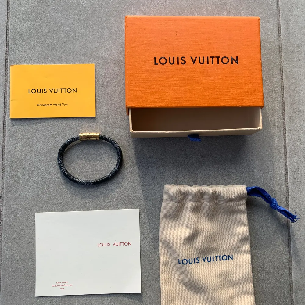Ett Louis Vuitton armband av läder. Det använder sig av matrialet läder och och magnet för att sätta ihop. Armbandet är 17cm långt och riktigt snyggt och stilrent. Allt orginal tillkommer inklusive kvitto. Kontakta mig vid frågor 💯🙌🏻. Accessoarer.