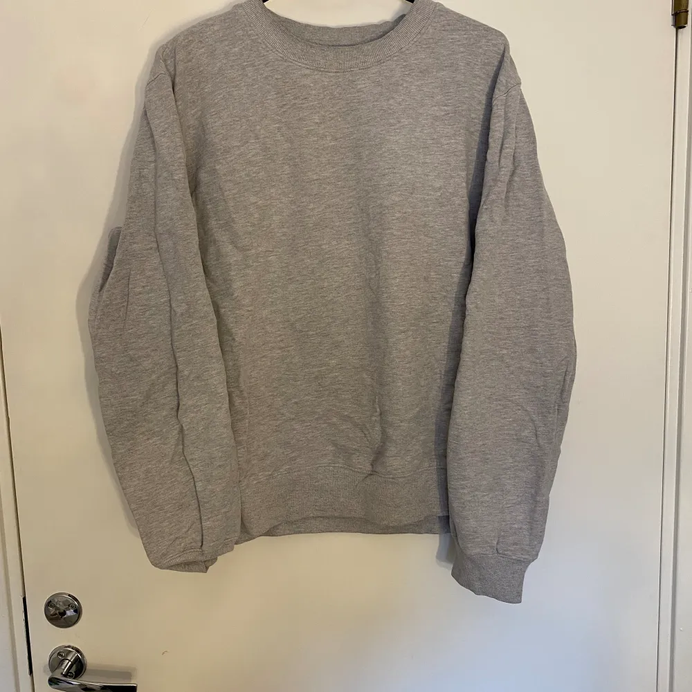 En basic grå sweatshirt som jag säljer eftersom den inte kommer till användning. Använd några få gånger, som nyskick. . Hoodies.