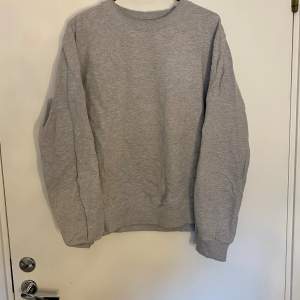 En basic grå sweatshirt som jag säljer eftersom den inte kommer till användning. Använd några få gånger, som nyskick. 