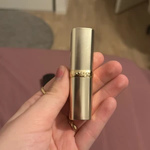 läppsyl - två jättebra loreal läppsyl aldrig använda och i helt nytt skick💓
