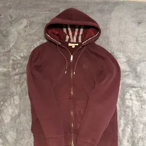 Intressekoll på denna sällsynta burberry hoodie i ett fint skick. Dam storlek xl vilket motsvarar ungefär M i storleken.