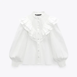 Vit blus  - Säljer denna super fina skjorta/blus💗helt slut på zara, endast använd ett  fåtal gånger!