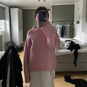 Stickad tröja - Rosa stickad tröja, perfekt till sommaren  Använd men i bra skick 💕