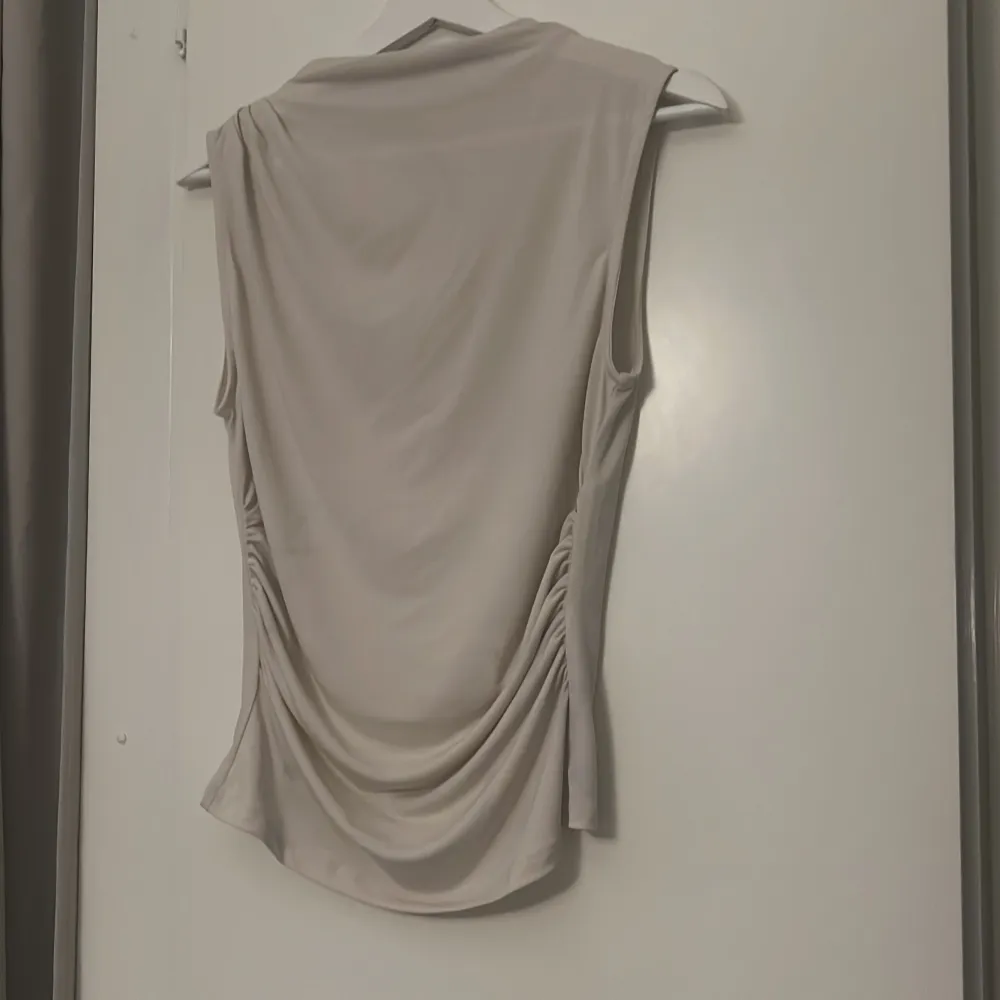 vit blus, lös passform, lång, stretchigt material, bra skick, off white, knappt använd. skriv privat om ni vill se den på (kan ej lägga ut pga religösa skäl). Puserot.